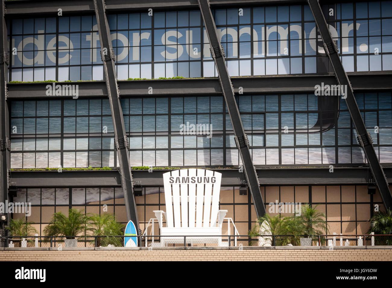 Der Samsung-837-Showroom im Meatpacking District in New York am Freitag, 7. Juli 2017. Samsung Electronics Co. hat seinen zweiten Quartal einen Gewinn je zu seiner höchsten eine 72 % Steigerung gegenüber dem Vorjahr prognostiziert.  (© Richard B. Levine) Stockfoto