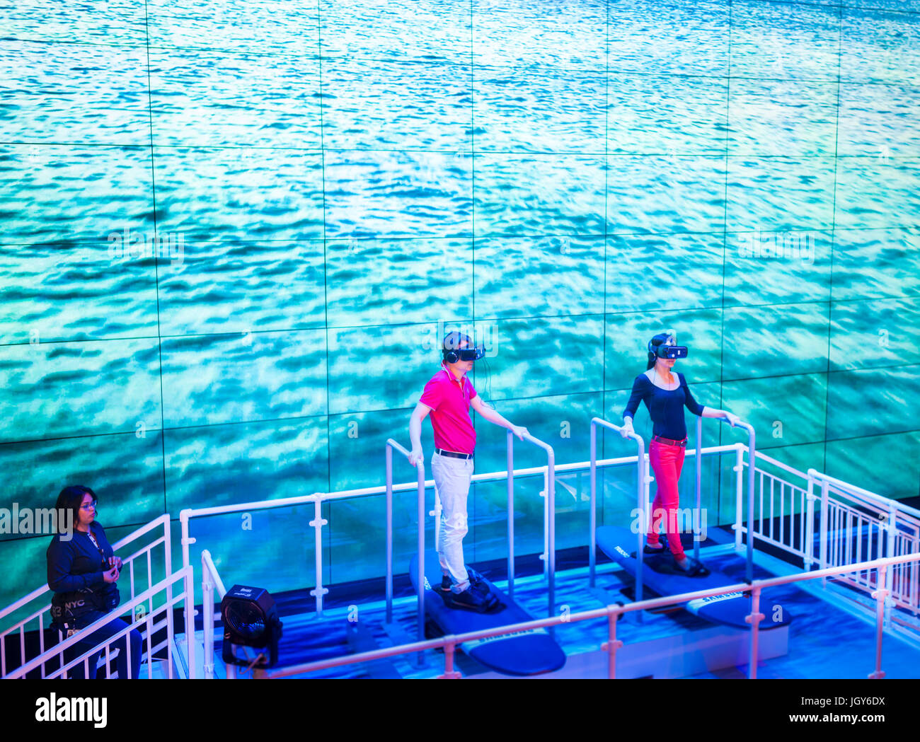 Virtuelle Realität Surfen mit Samsung VR Gear im Samsung 837 Showroom im Meatpacking District in New York auf Freitag, 7. Juli 2017. Samsung Electronics Co. hat seinen zweiten Quartal einen Gewinn je zu seiner höchsten eine 72 % Steigerung gegenüber dem Vorjahr prognostiziert.  (© Richard B. Levine) Stockfoto