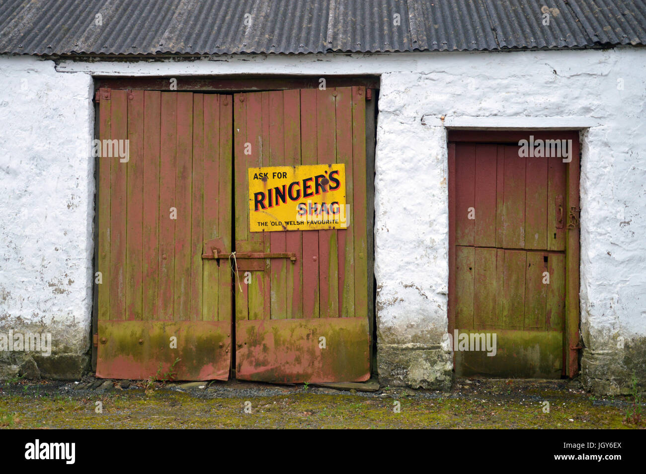 Vintage Emaille Werbeschild für Ringerlösung Shag Tabak am Scheunentor Tufton Arme Public House Tufton, Pembrokeshire, Wales Stockfoto