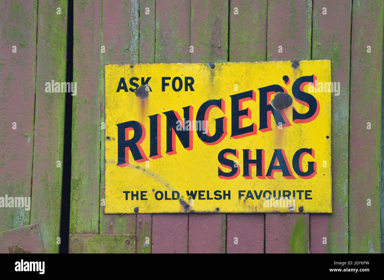 Vintage Emaille Werbeschild für Ringerlösung Shag Tabak am Scheunentor Tufton Arme Public House Tufton, Pembrokeshire, Wales Stockfoto
