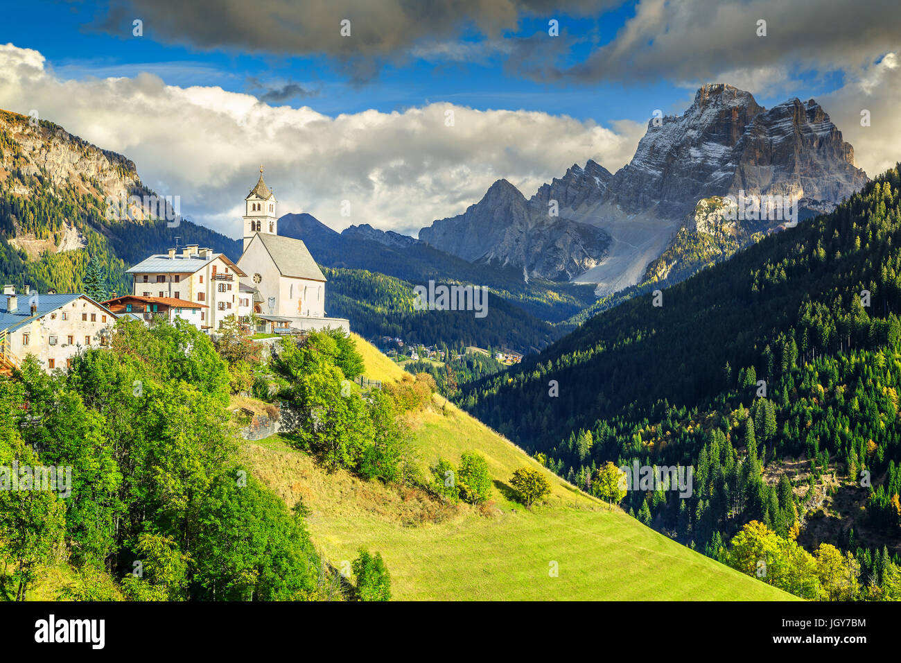 Atemberaubende alpine Frühlingslandschaft mit Kirche auf dem Santa-Lucia-Pass und Pelmo Berggruppe im Hintergrund, Colle Santa Lucia, Dolomiten, Italien, Euro Stockfoto