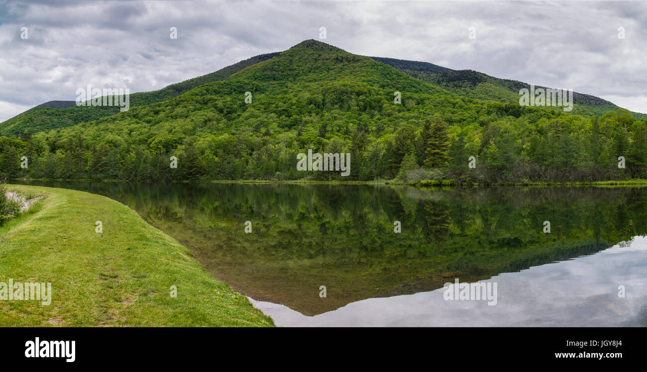 Sommerszene von Mount Equinox mit wunderschönen grünen Farben entlang eines Teichs außerhalb von Manchester Village, Vermont. Stockfoto