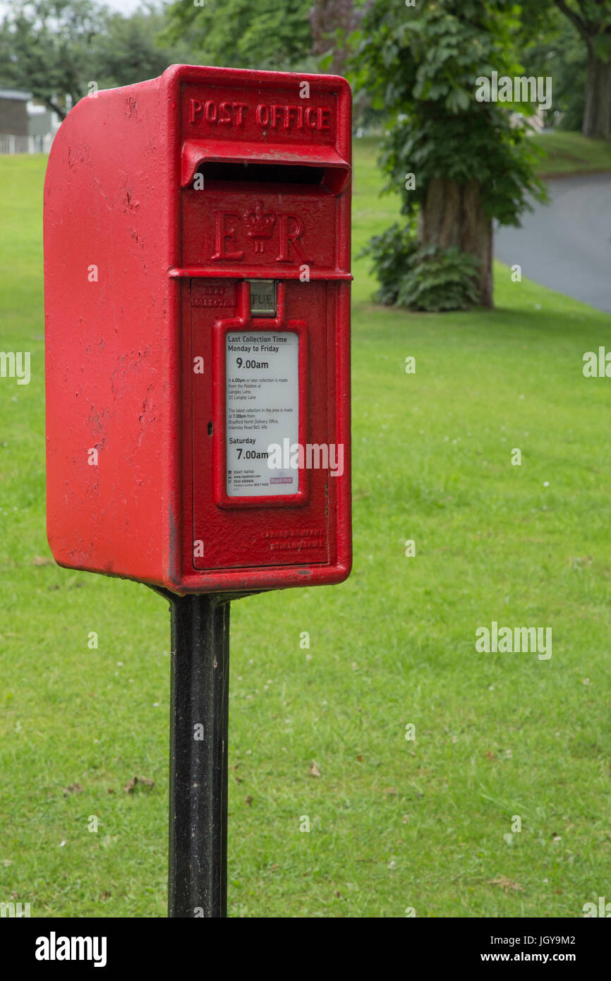 Ein rotes Pfostenfeld auf einem Pfosten Stockfoto