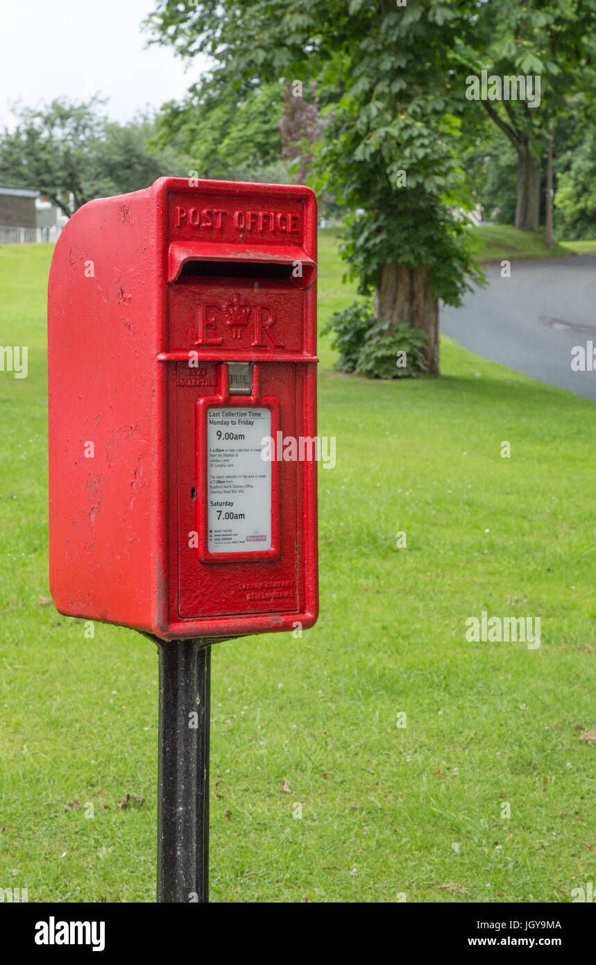 Ein rotes Pfostenfeld auf einem Pfosten Stockfoto