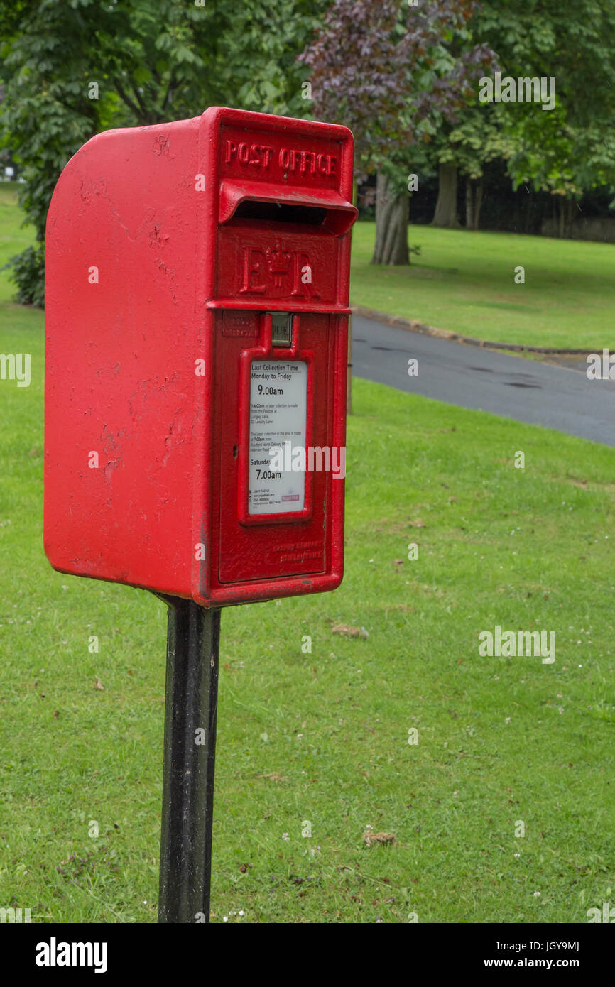 Ein rotes Pfostenfeld auf einem Pfosten Stockfoto