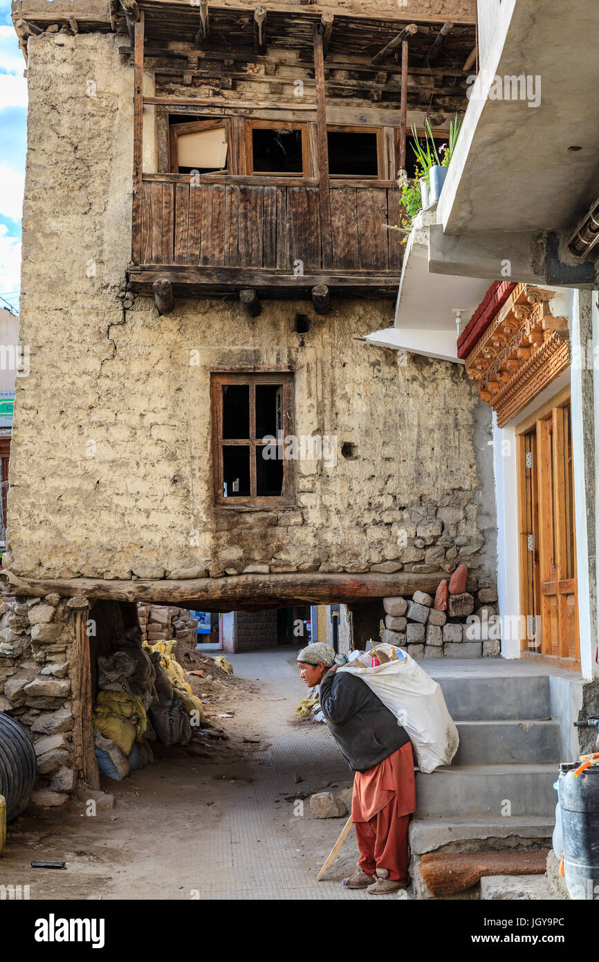 Leh, Ladakh, Indien, 12. Juli 2016: eine lokale Frau schwere Tragetasche mit Müll in einem Wohngebiet von Leh, Ladakh Bezirk von Kaschmir, Indien Stockfoto