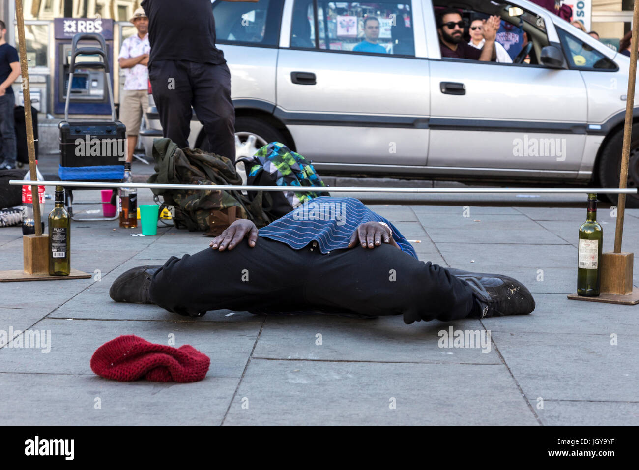 London, Großbritannien, 2. Juli 2017: jamaikanische Performer macht eine Show in Londons Camden Town Straßen. Stockfoto