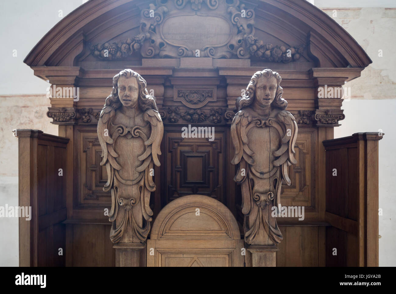 Barocke Engel auf einem Beichtstuhl in der Kirche Sint Jan de Doperkerk in Groot Begijnhof (Grand Beguinage), Leuven, Belgien. Stockfoto