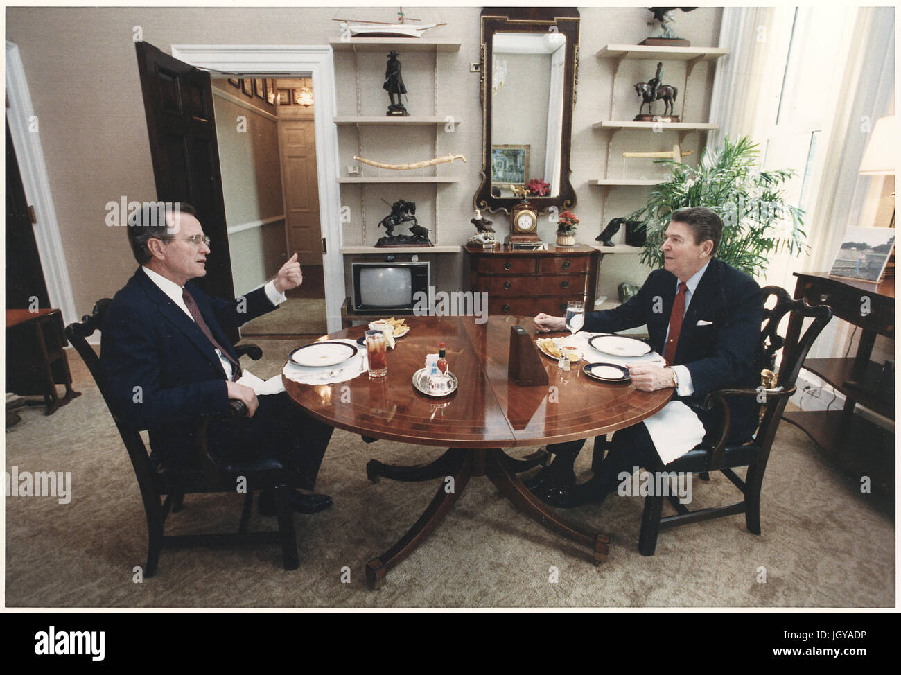 Präsident Ronald Reagan trifft sich mit Vize-Präsident George Bush während des Mittagessens im Weißen Haus Stockfoto
