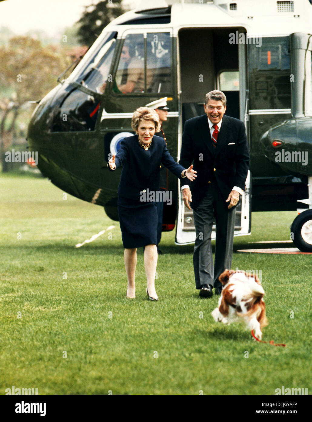 Präsident und Nancy Reagan verlassen Marine One. Stockfoto