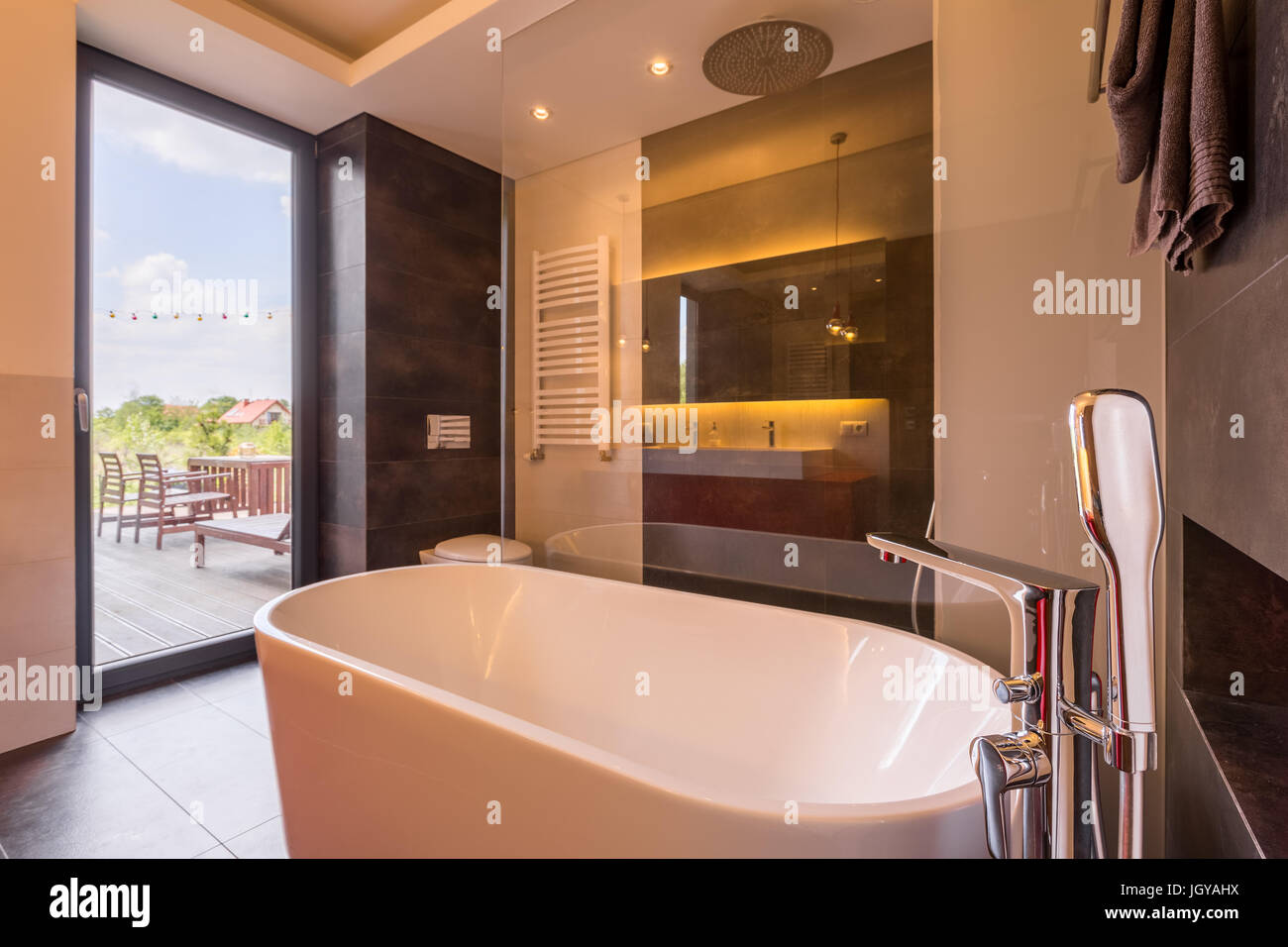 Luxuriöses Badezimmer mit stilvollen Badewanne und große Fenster Stockfoto