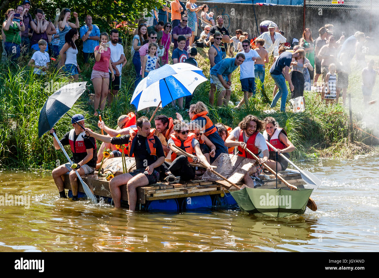 Die jährliche Lewes Floß-Rennen auf dem Fluss Ouse. Die Teilnehmer im Hause gemacht Flöße sind traditionell mit Eiern und Mehl von Schaulustigen, Lewes, UK beworfen Stockfoto