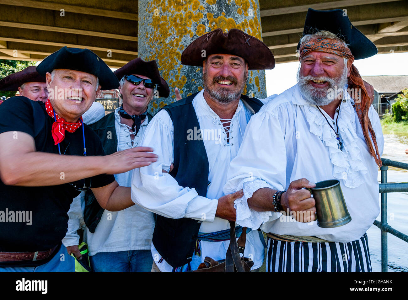 Lokale Leute verkleidet als Piraten für Fotos beim jährlichen Lewes Floß-Rennen auf dem Fluss Ouse 'Ouseday' Lewes, Sussex, UK posieren Stockfoto