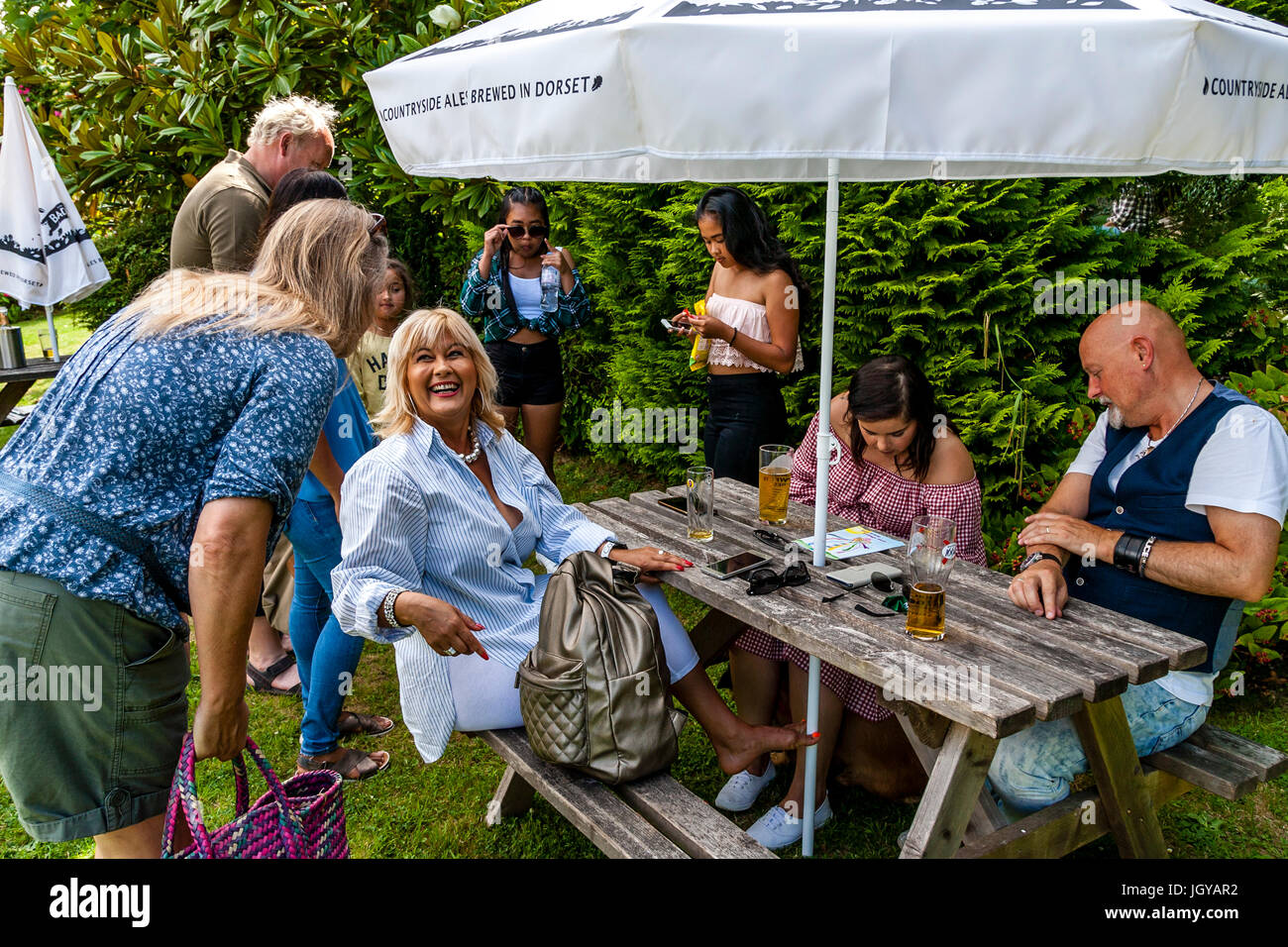 Eine Familie treffen sich im Garten von A-Country-Pub, Fairwarp, East Sussex, UK Stockfoto