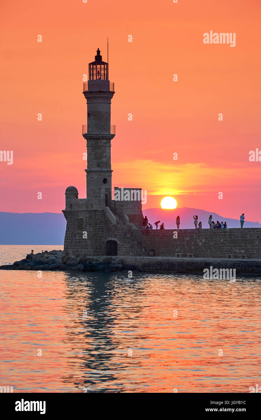 Leuchtturm in den Sonnenuntergang, Altstadt von Chania, Kreta, Griechenland Stockfoto
