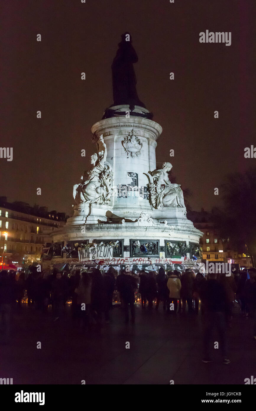 Spontane Hommage an die Opfer der Terroranschläge in Paris, den 13. November 2015: Die Menge mit der Republik Place de la Republique Stockfoto