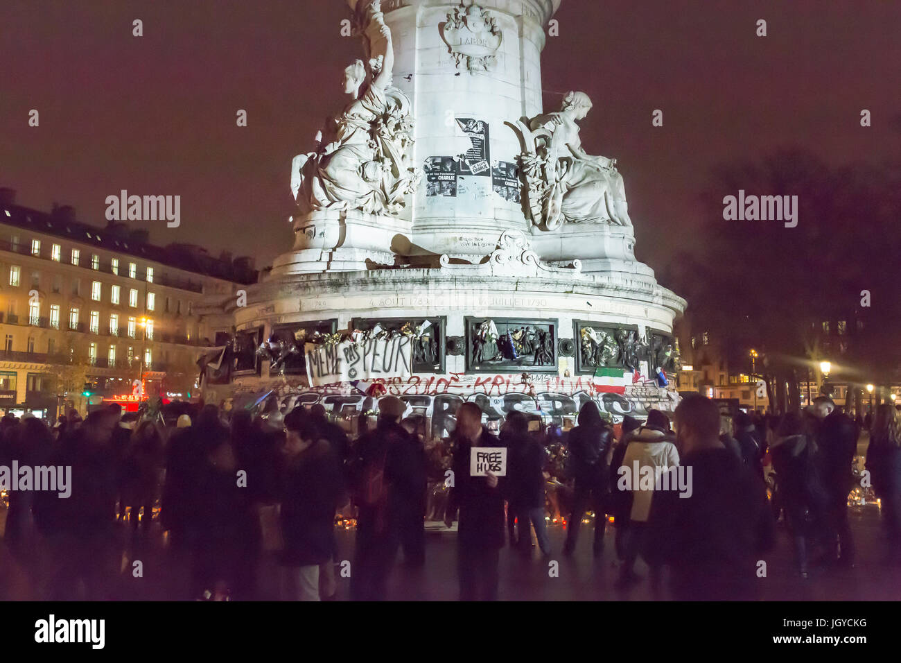 Spontane Hommage an die Opfer der Terroranschläge in Paris, den 13. November 2015: Free hugs Place de la Republique Stockfoto