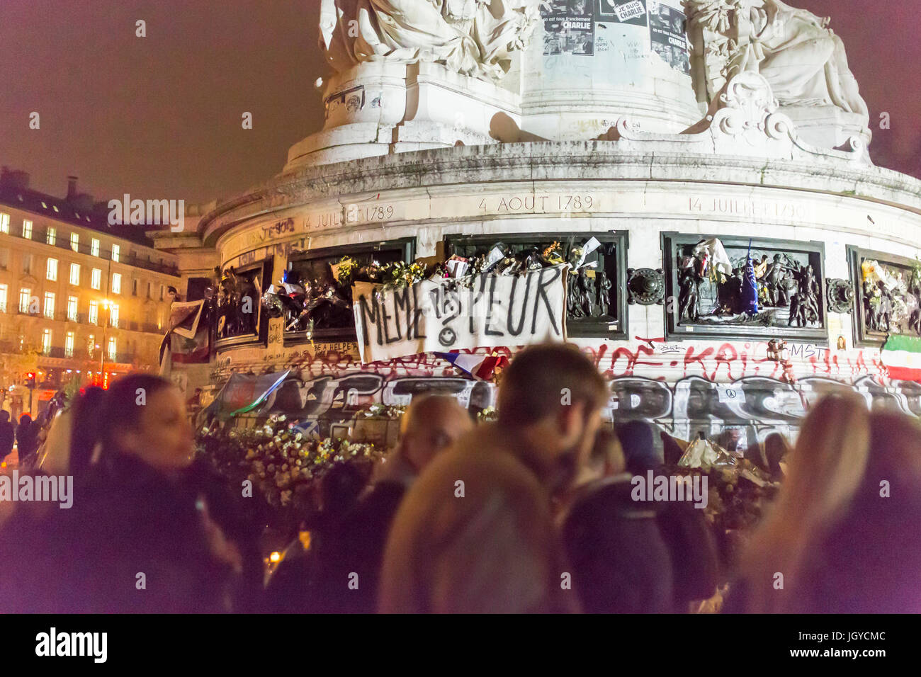 Die Masse an Republique, keine Angst même Pas Peur. Spontane Hommage an die Opfer der Terroranschläge in Paris, den 13. November 2015. Stockfoto
