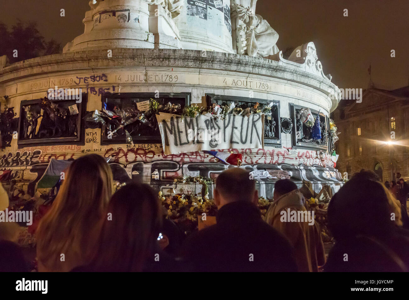 Die Masse an Republique, keine Angst même Pas Peur. Spontane Hommage an die Opfer der Terroranschläge in Paris, den 13. November 2015. Stockfoto