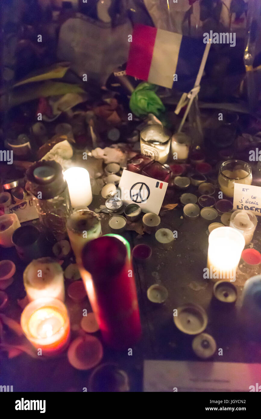 Französische Frieden und Liebe. Spontane Hommage an die Opfer der Terroranschläge in Paris, den 13. November 2015 Stockfoto