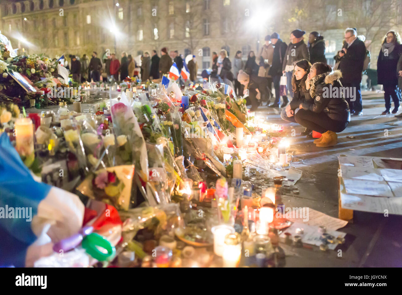 2 Mädchen Trauer vor Statue de la republiqueSpontaneous Hommage an die Opfer der Terroranschläge in Paris, den 13. November 2015. Stockfoto