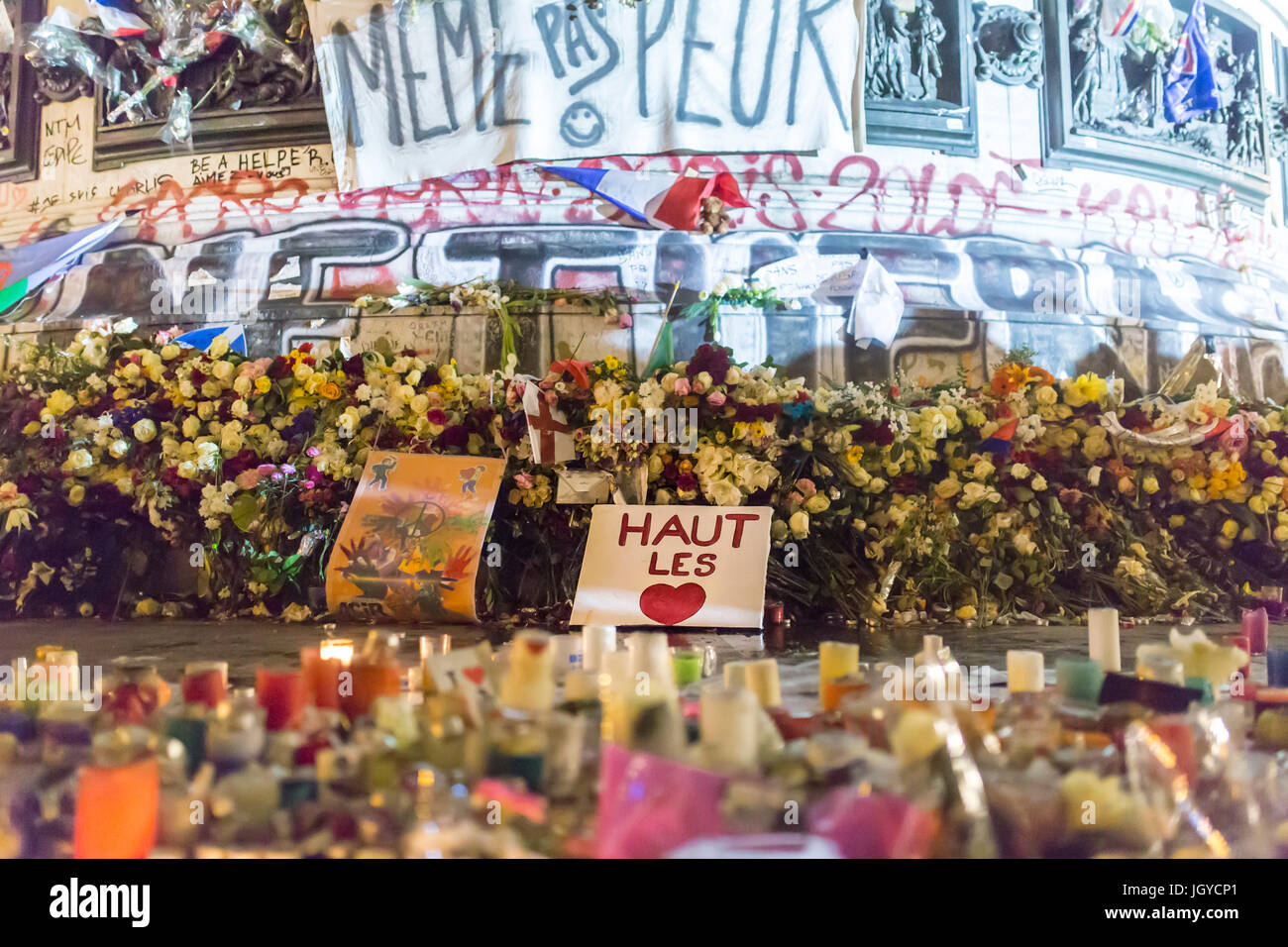 Même Pas Peur, et Haut les coeurs. Keine Angst und Kinn. Spontane Hommage an die Opfer der Terroranschläge in Paris, 13. November 2015. Stockfoto