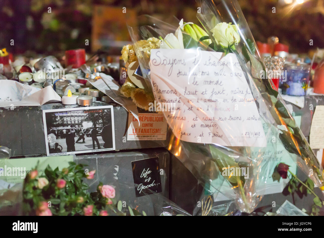 La Republique contre le fanatisme das Leben ist gut. Spontane Hommage an die Opfer der Terroranschläge in Paris, den 13. November 2015. Stockfoto