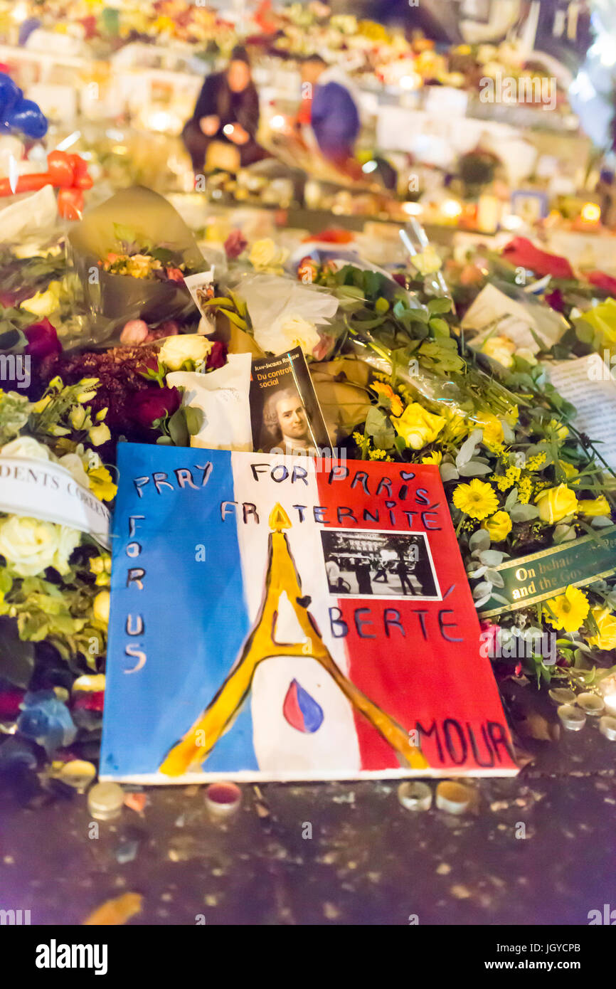 Spontane Hommage an die Opfer der Terroranschläge in Paris, den 13. November 2015: Der Eiffelturm gezeichnet, wie ein candel Stockfoto