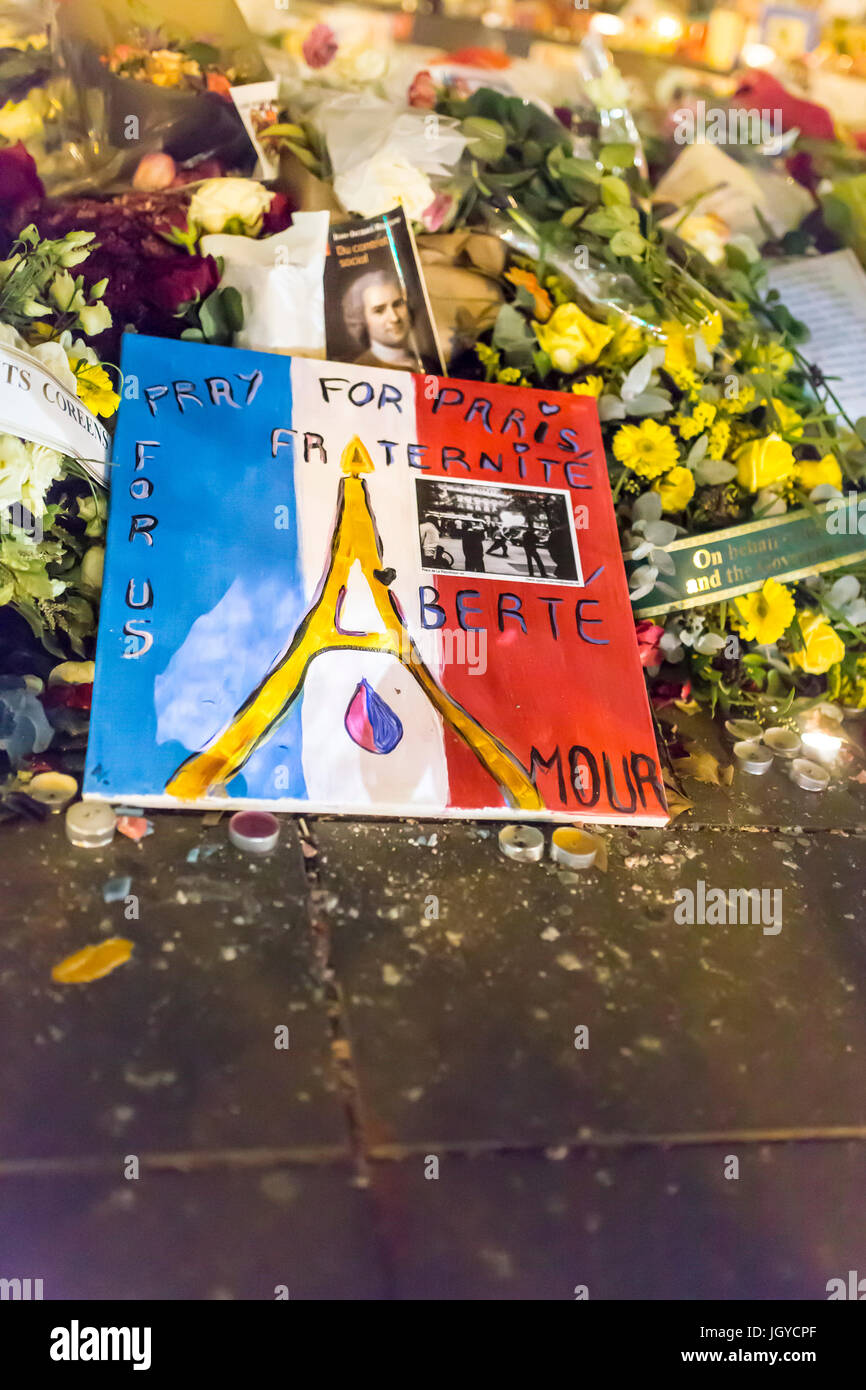 Spontane Hommage an die Opfer der Terroranschläge in Paris, den 13. November 2015 Stockfoto