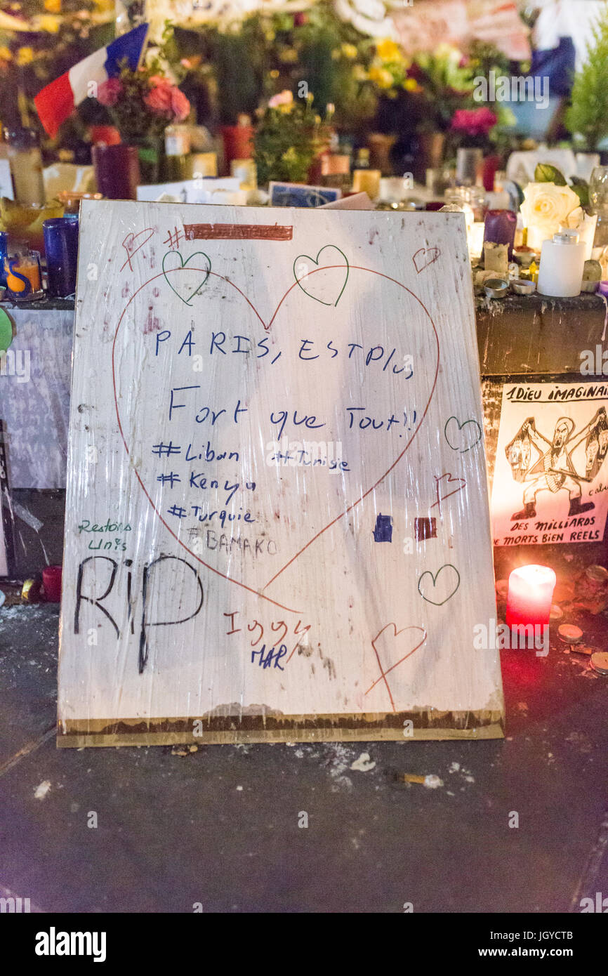Paris ist stonger als alles. Libanon Tunesien Kenia Türkei. Hommage an die Opfer der Terroranschläge in Paris am 13. November. Stockfoto