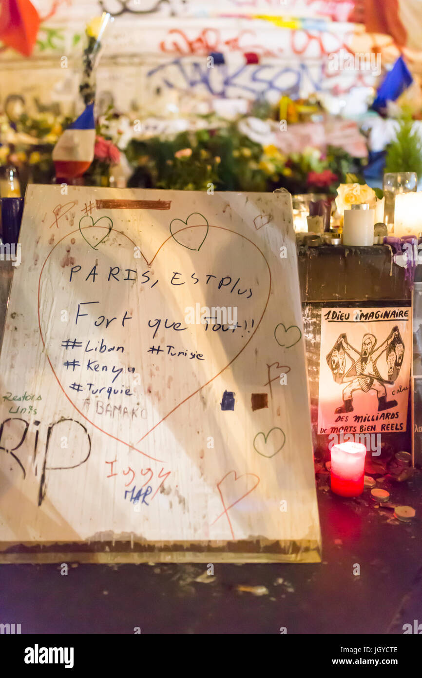 Paris ist stonger als alles. Libanon Tunesien Kenia Türkei. Hommage an die Opfer der Terroranschläge in Paris am 13. November. Stockfoto