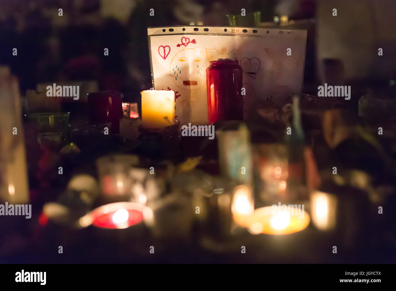Herz und Pfeil und Kerzen. Spontane Hommage an die Opfer der Terroranschläge in Paris, den 13. November 2015. Stockfoto