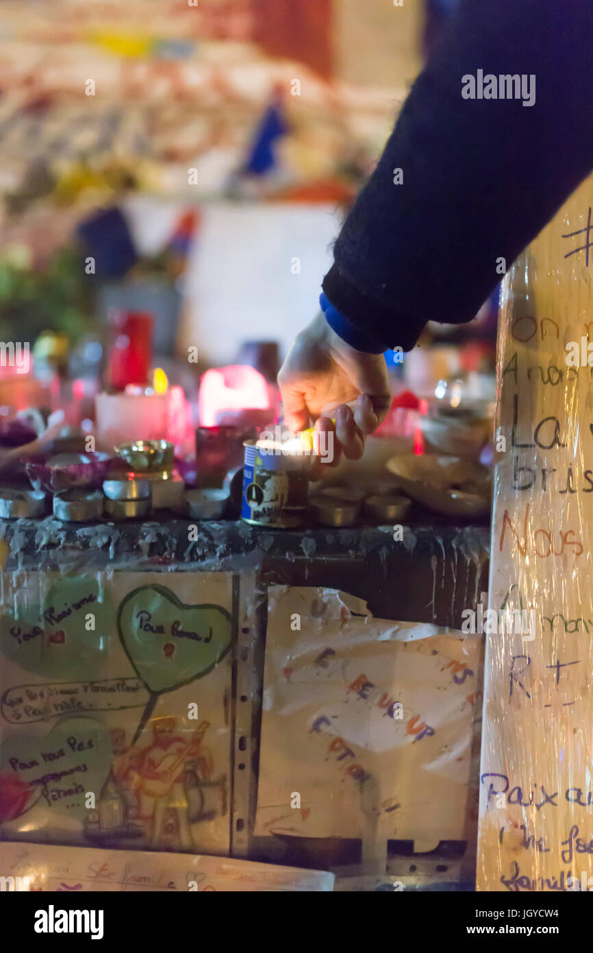 Eine Kerze anzünden. Spontane Hommage an die Opfer der Terroranschläge in Paris, den 13. November 2015. Stockfoto