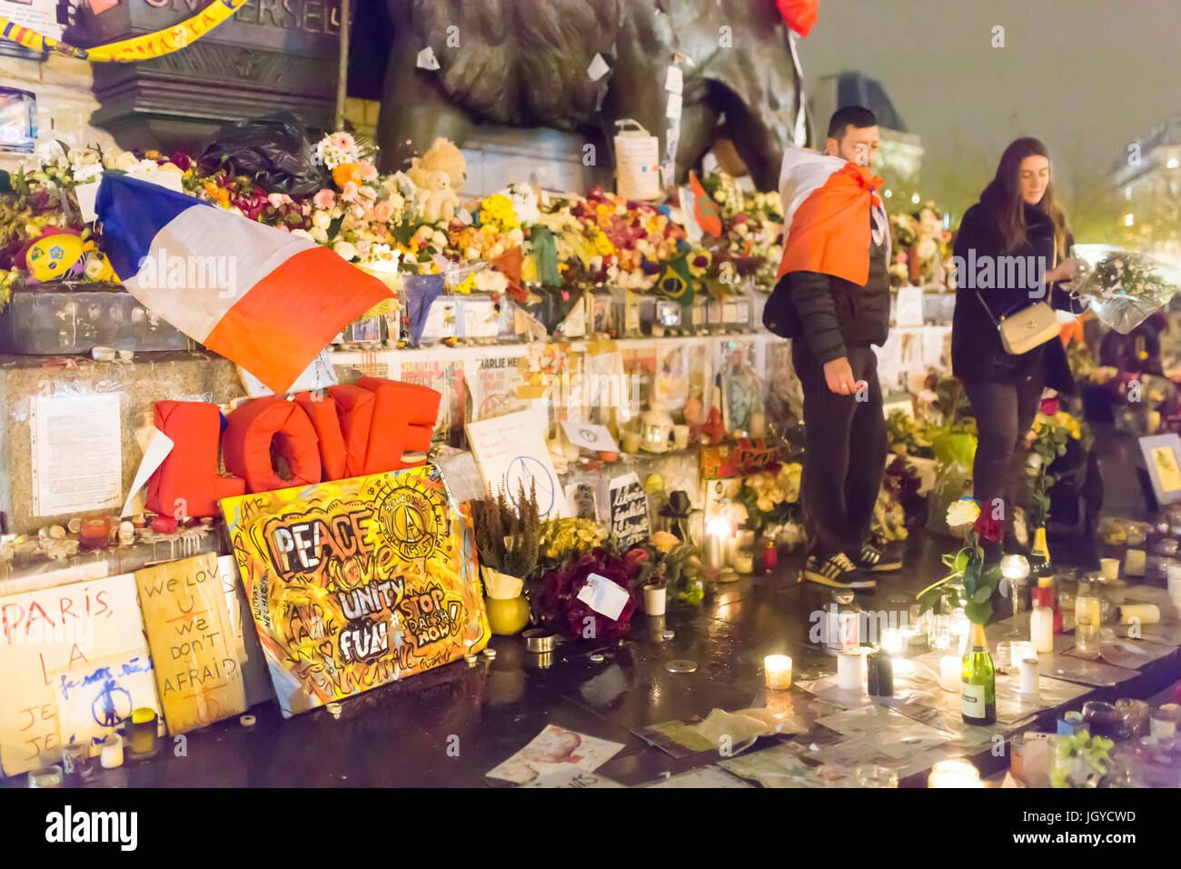 Liebe. Spontane Hommage an die Opfer der Terroranschläge in Paris, den 13. November 2015. Stockfoto