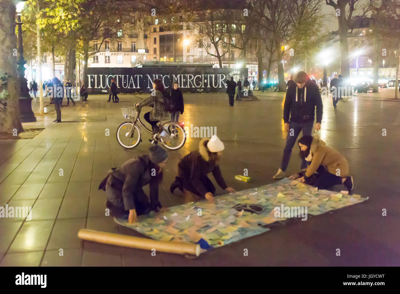 Menschen, die einen Banner. Hommage an die Opfer der Terroranschläge in Paris, den 13. November 2015. Stockfoto