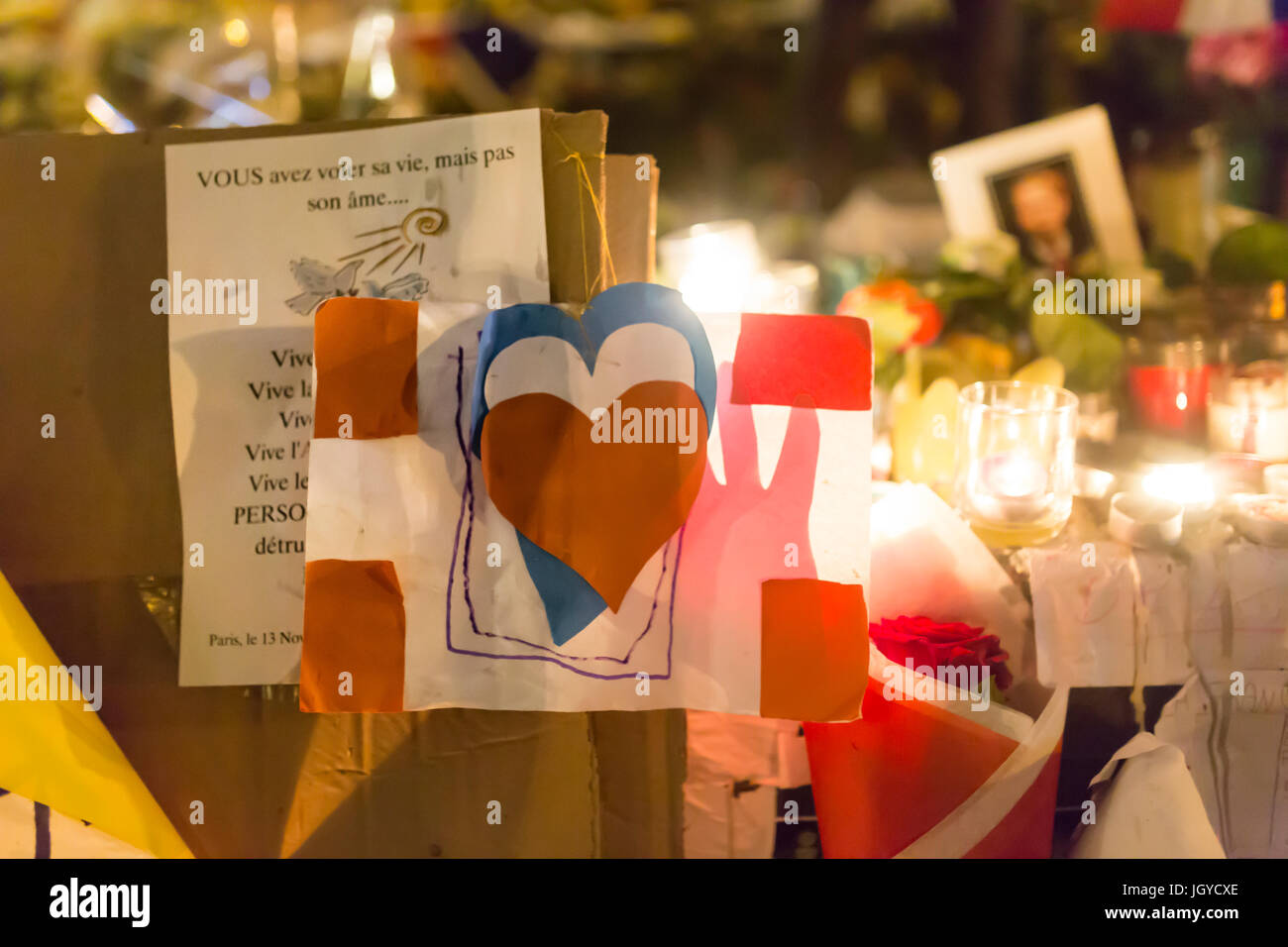 Spontane Hommage an die Opfer der Terroranschläge in Paris, den 13. November 2015 Stockfoto