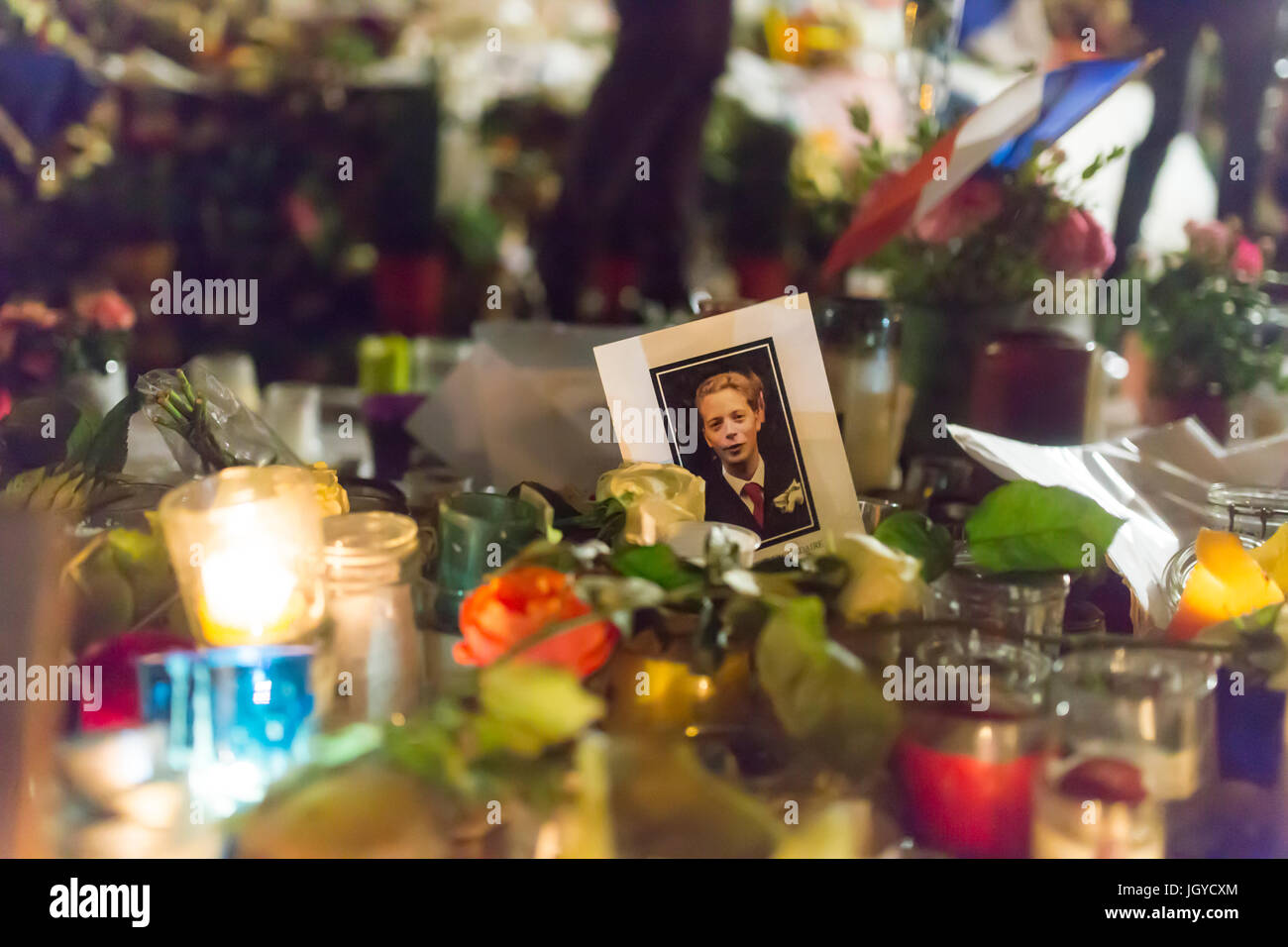Angesichts der Opfer. Spontane Hommage an die Opfer der Terroranschläge in Paris, den 13. November 2015. Stockfoto