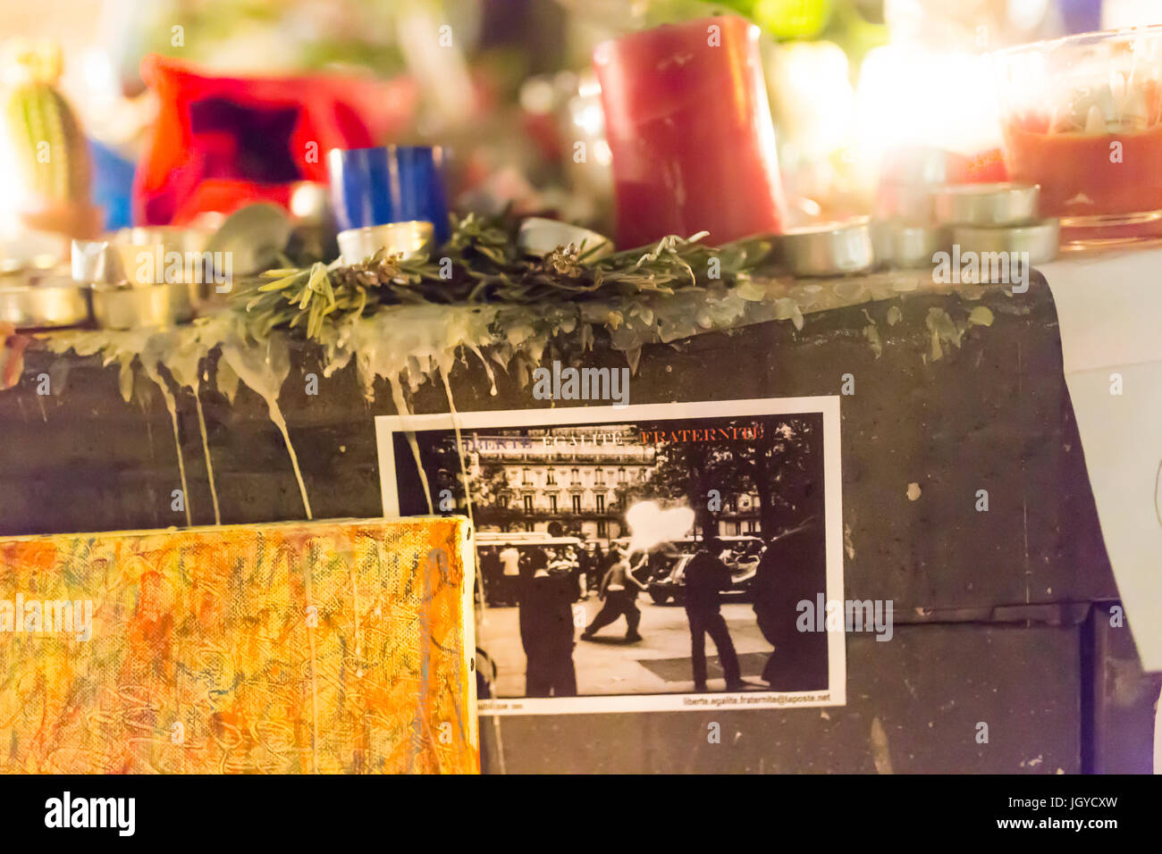 Französische Motto auf einer Postkarte. Spontane Hommage an die Opfer der Terroranschläge in Paris, den 13. November 2015. Stockfoto
