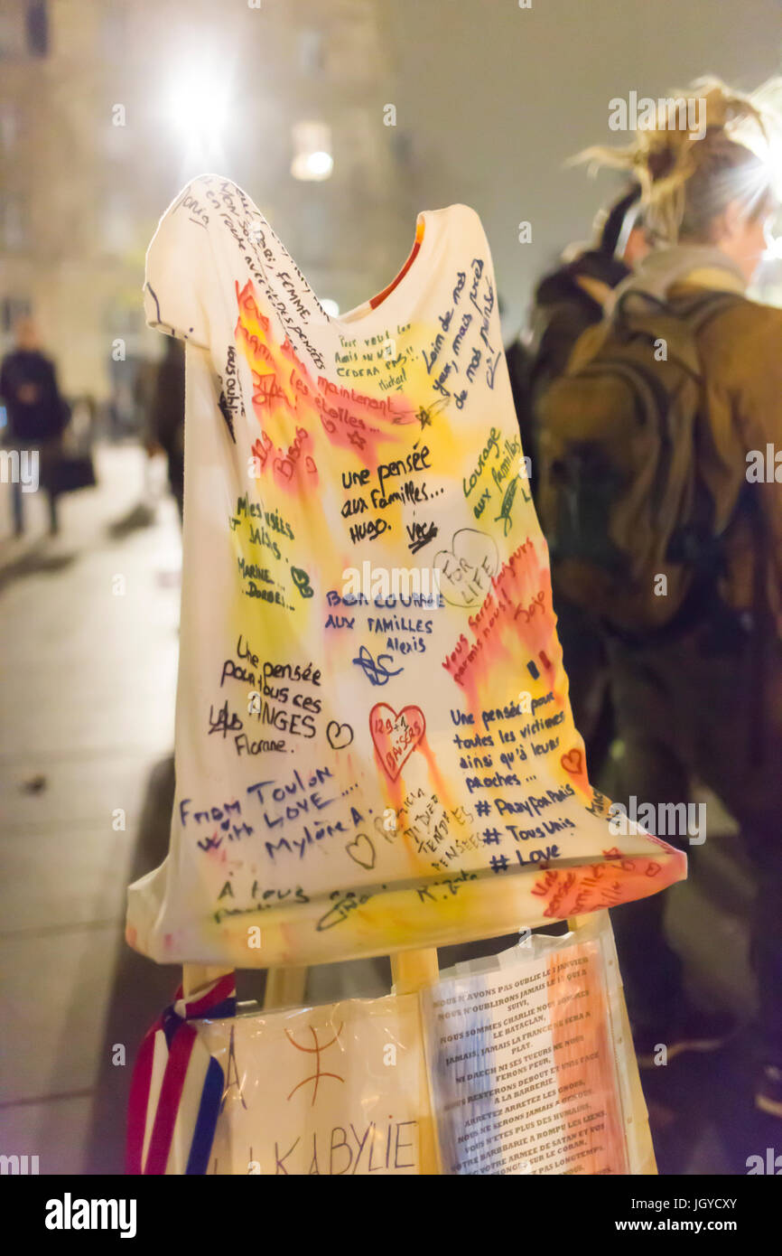 T-Shirt mit ein paar Worten. Spontane Hommage an die Opfer der Terroranschläge in Paris, den 13. November 2015: Stockfoto