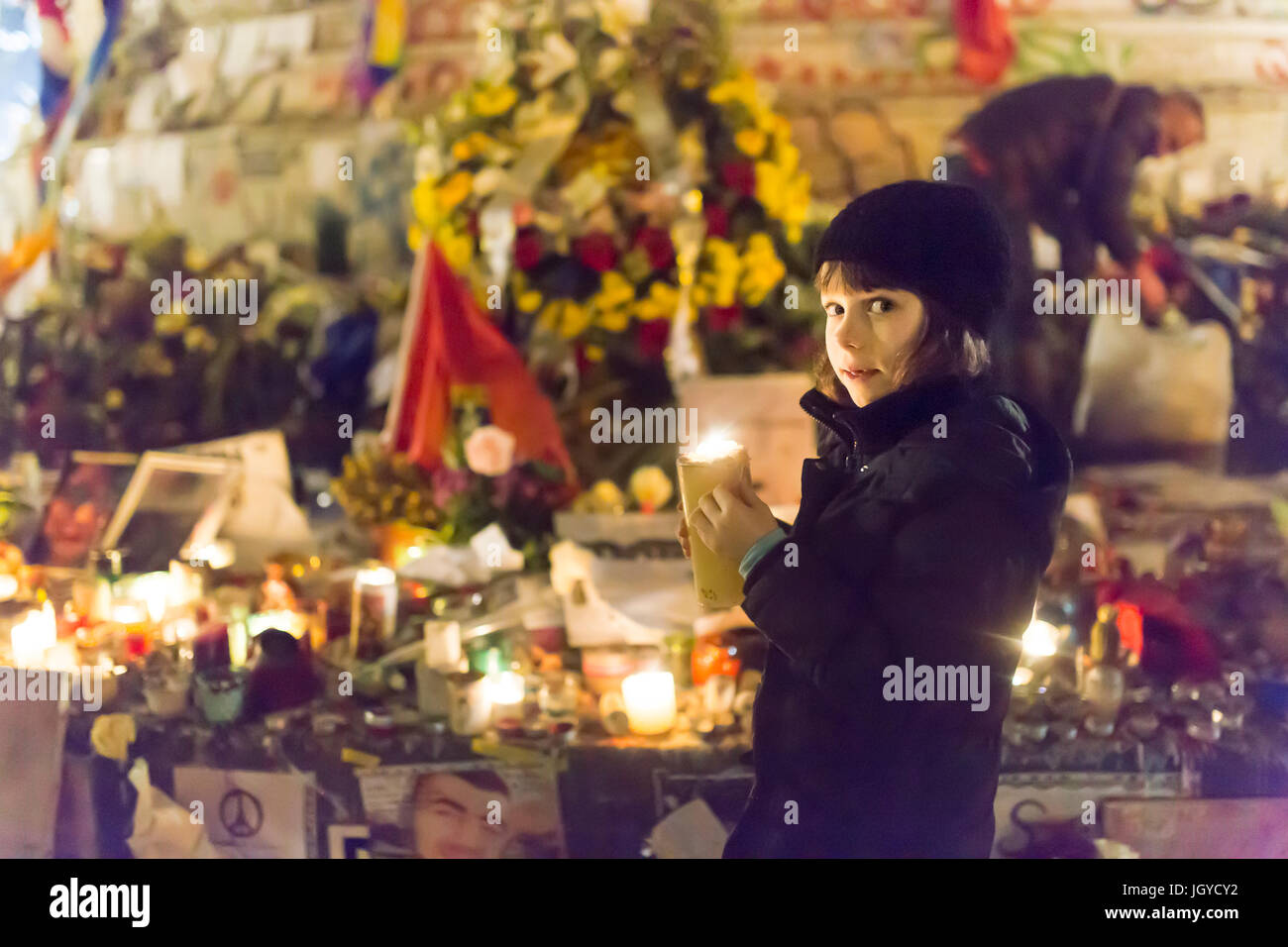 Kinder, die eine Kerze an die Fotografie. Spontane Hommage an die Opfer der Terroranschläge in Paris, den 13. November 2015 Stockfoto
