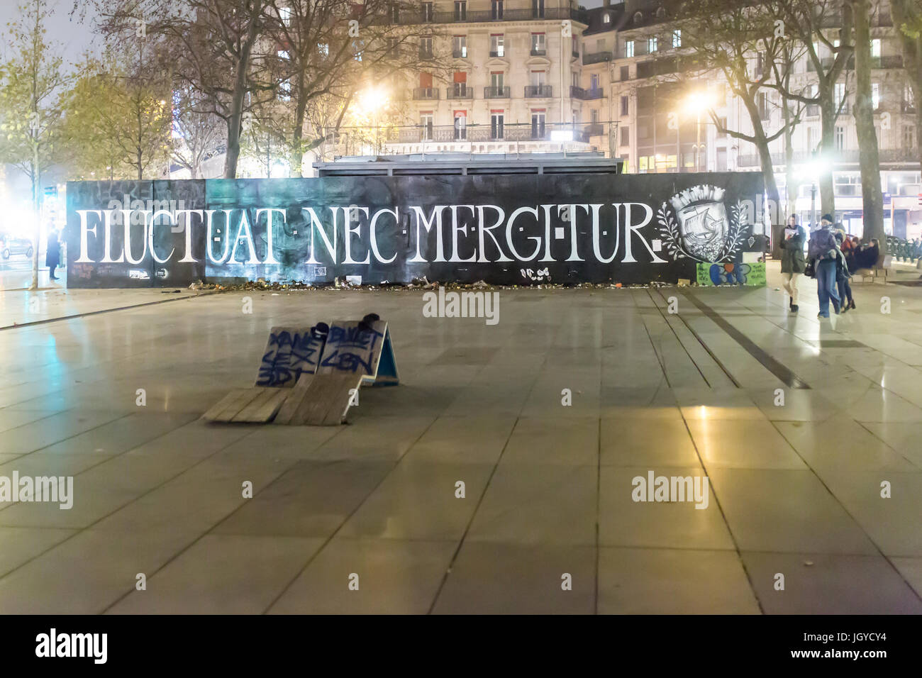 Schwankungsbandbreiten nec mergitur Motto. Spontane Hommage an die Opfer der Terroranschläge in Paris, den 13. November 2015. Stockfoto