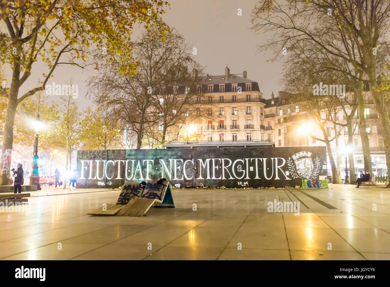 Schwankungsbandbreiten nec mergitur Motto. Spontane Hommage an die Opfer der Terroranschläge in Paris, den 13. November 2015. Stockfoto