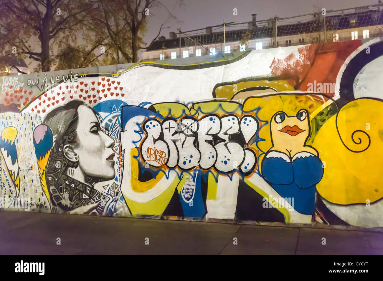 Street Art. Spontane Hommage an die Opfer der Terroranschläge in Paris, den 13. November 2015. Stockfoto