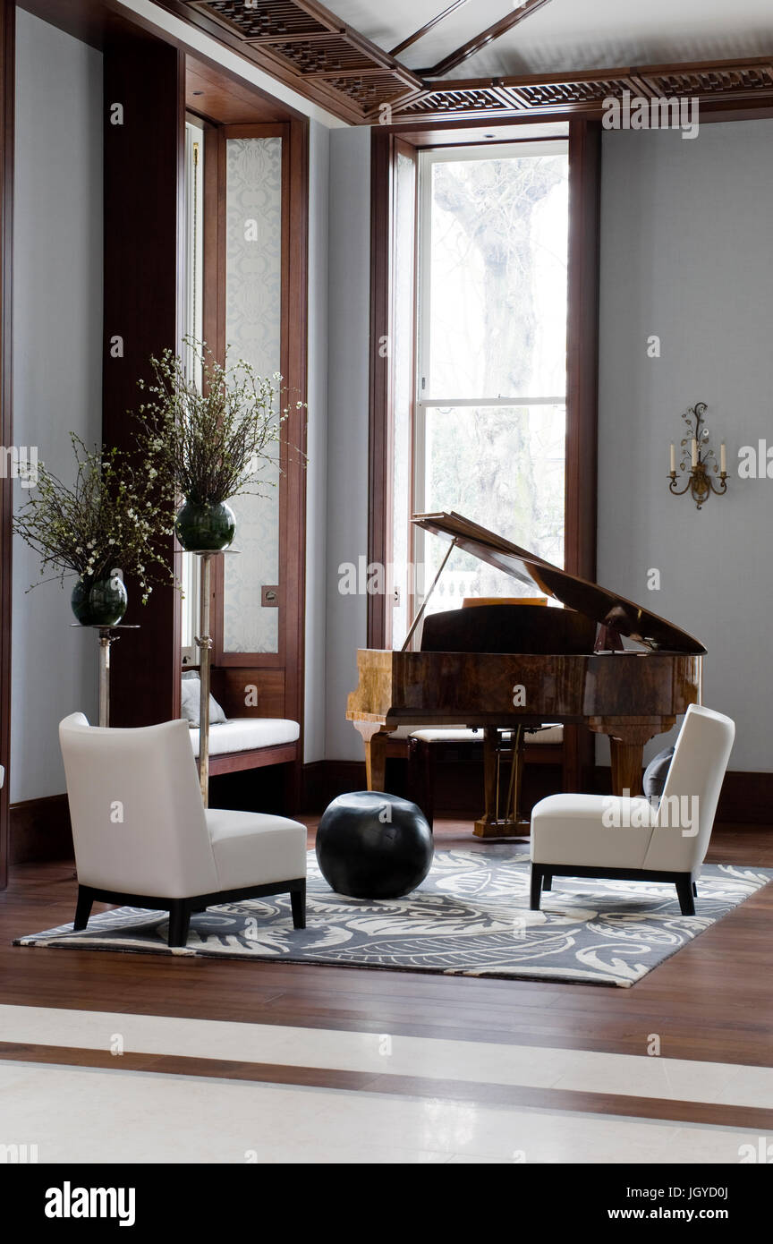 Weiße Stühle von piano Stockfoto