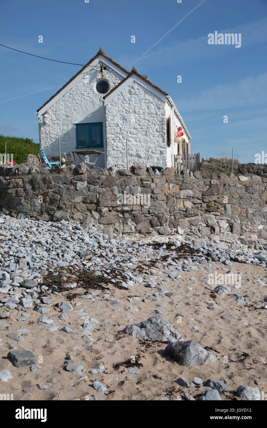Naturstein-Ferienhaus am Meer am Strand von Port Eynon, Gower, Swansea, Großbritannien. Stockfoto