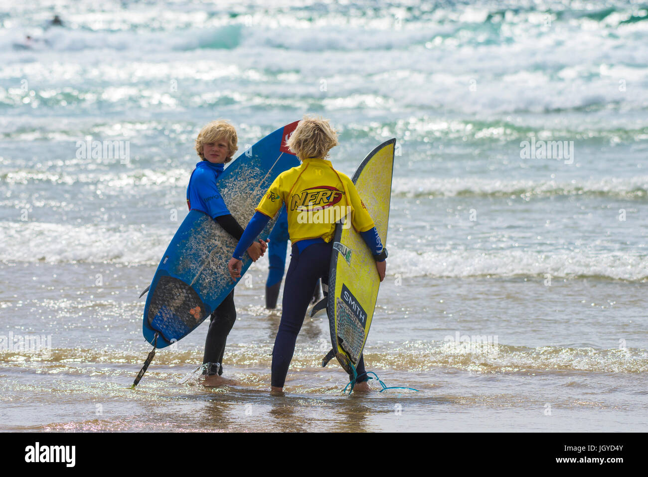 Surfen-UK. Junge männliche Surfer in der britischen Schulen Surf Meisterschaft.; Nerf Kampf der Groms am Fistral in Newquay; Cornwall. Stockfoto