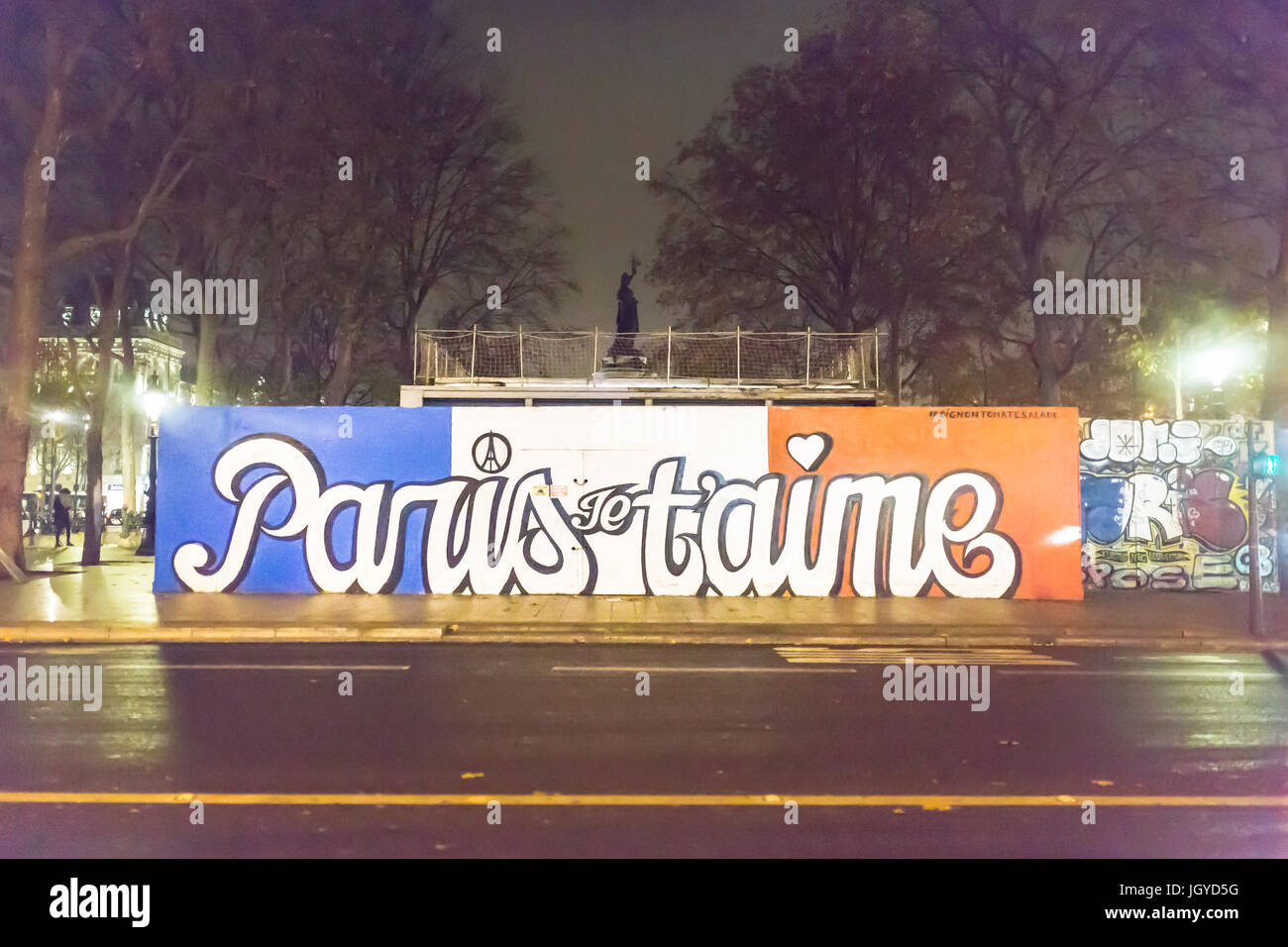 Malerei Place de la Republique, in blau-weiß rot: Paris je t'aime. Hommage an die Opfer der Terroranschläge am 13. November 2015. Stockfoto