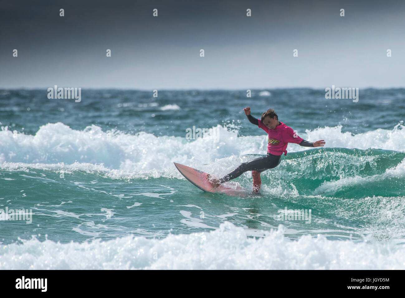 Surfen-UK. Ein junger männlicher Surfer in der britischen Schulen Surf Meisterschaft.; Nerf Kampf der Groms am Fistral in Newquay; Cornwall. Stockfoto