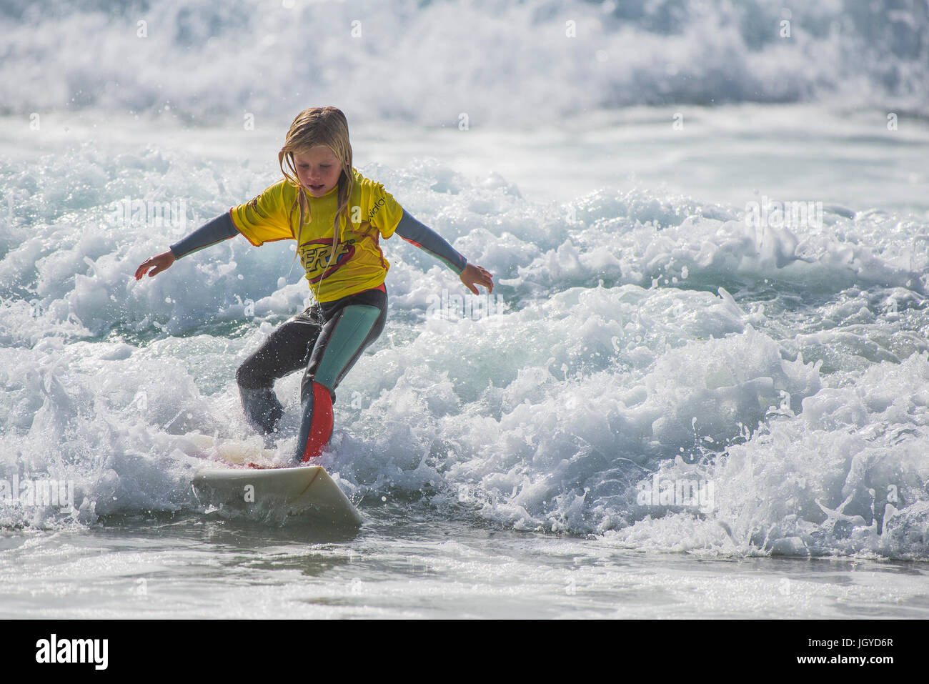 Surfen GROSSBRITANNIEN. Surfen kind Wave. Ein acht Jahre alter Surfer in den britischen Schulen Surf Meisterschaft konkurrieren. Stockfoto