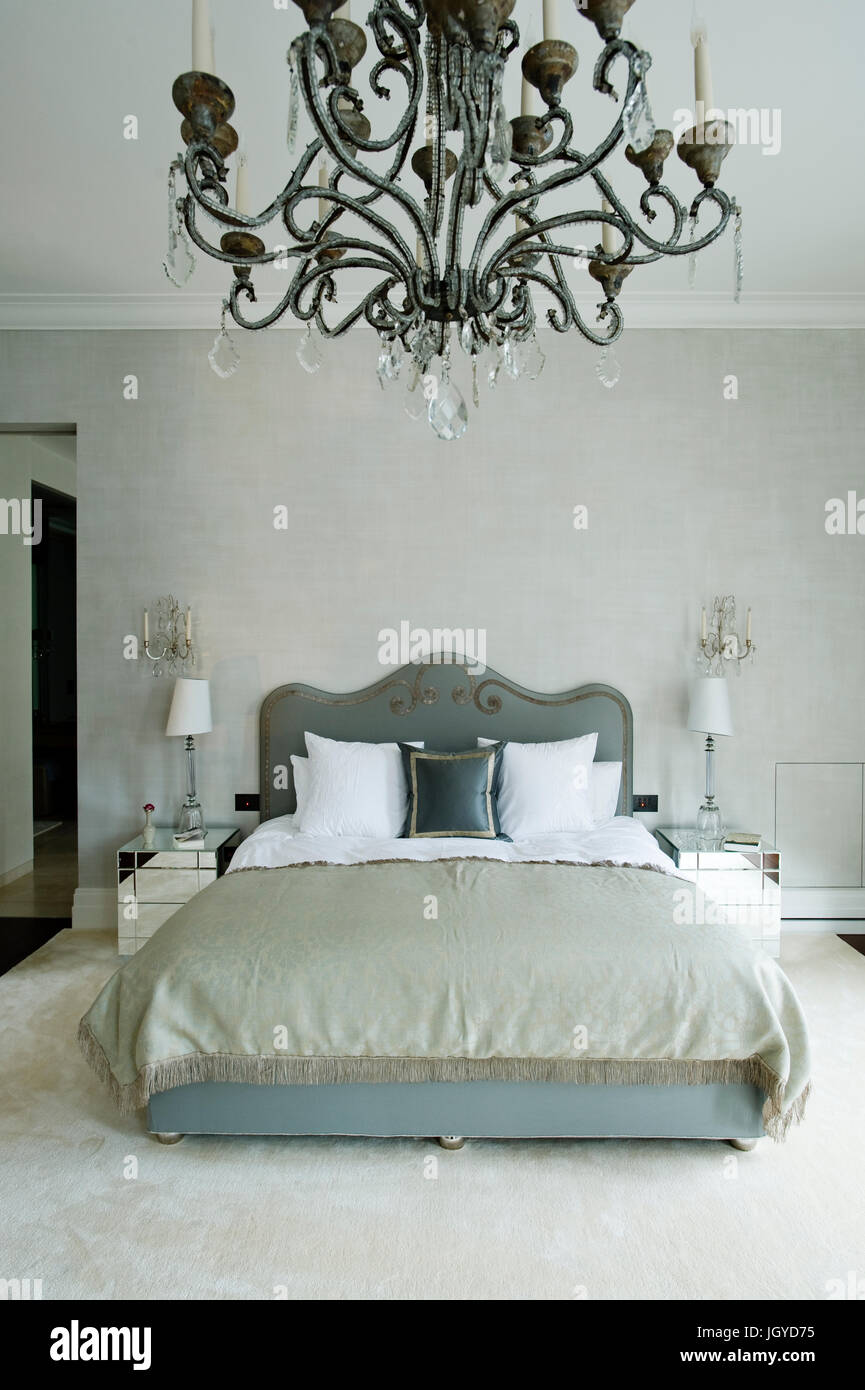 Gustavian Schlafzimmer mit Kronleuchter Stockfoto